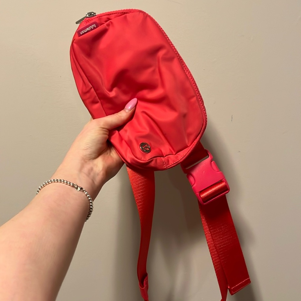Lulu Lemon Belt Bag in Lipstick